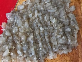 6、鲜虾时蔬小馄饨,虾肉切碎