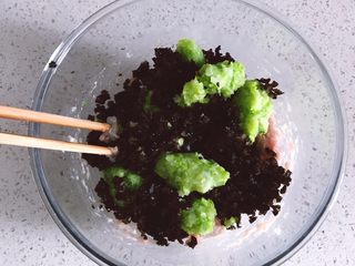 11、鲜虾时蔬小馄饨,加入蔬菜碎搅拌均匀