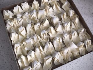 16、鲜虾时蔬小馄饨,包好了的小馄饨直接放在烤盘里，连烤盘一起放入冰箱，待完全冻硬后就可以分装了。这样不会黏在一起。