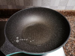 6、蒜苔炒牛肉,热锅倒油烧至八成热。