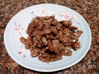 8、蒜苔炒牛肉,牛肉断生后立即铲出。