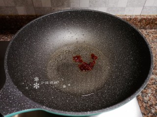 9、蒜苔炒牛肉,锅里再加入适量油烧热，并放入适量豆瓣酱翻炒均匀。