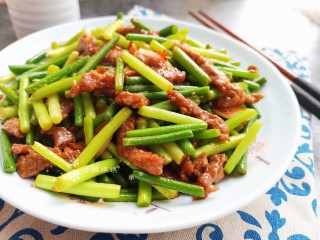 15、蒜苔炒牛肉,好吃的家常菜！