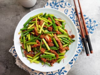 16、蒜苔炒牛肉,做法简单又快速！