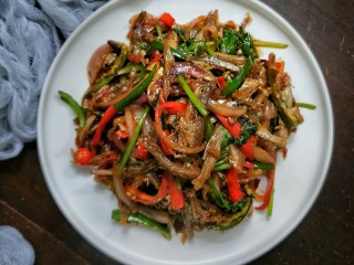 14、香辣下饭菜～客家小炒鱼干,美味盛盘，酒已备好，喜辣的朋友来一起吃鱼????喝酒????吧！