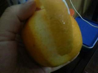 3、香橙苹果酱,再用刮刀刮开橙层表皮。