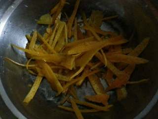 4、香橙苹果酱,再将表皮切丝备用。