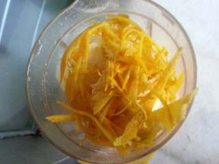 7、香橙苹果酱,再次倒入橙皮丝。