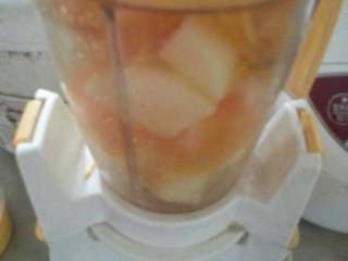 8、香橙苹果酱,按下开关键2档开始搅拌。