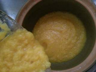 9、香橙苹果酱,砂锅中火烧热、倒下搅拌好的果酱、大火煮开后转中火。