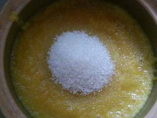 10、香橙苹果酱,再加入白砂糖按果酱与糖比例:3:1计。等糖完全溶解后微火熬至浓缩即可关火、等微凉后即盛入消毒过玻璃容器中！