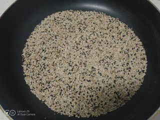 1、芝麻汤圆,芝麻称好。