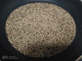 2、芝麻汤圆,小火炒香，闻见芝麻的香味，听见噼里啪啦的声音，看见芝麻变色就行。