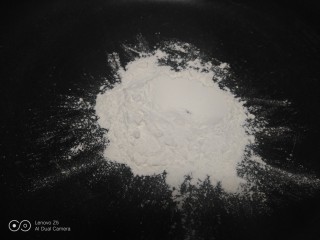 3、芝麻汤圆,糯米粉炒至变色。