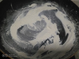 4、芝麻汤圆,一定要小火炒。