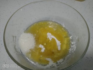 5、芝麻汤圆,熟糯米粉、菜籽油、白糖、吉士粉放入碗里。