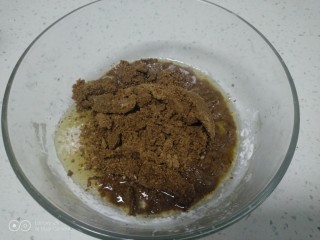 6、芝麻汤圆,加入打碎的芝麻。