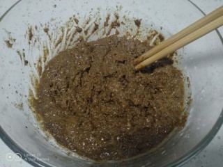 7、芝麻汤圆,搅拌均匀。