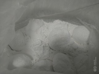 12、芝麻汤圆,包入馅料，放入装有生糯米粉的袋子中摇一摇。