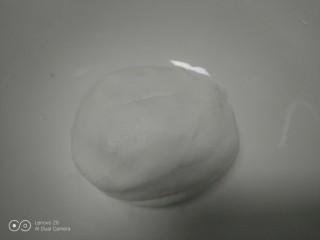 10、芝麻汤圆,糯米粉加入温水搅拌均匀，活成比较软的面团。