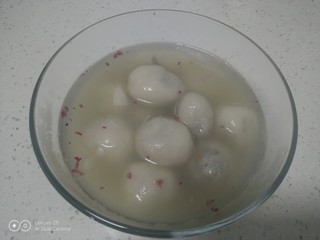 14、芝麻汤圆,水开后放入锅中煮至漂浮，转小火煮10分钟捞出，放入玫瑰花点缀一下。