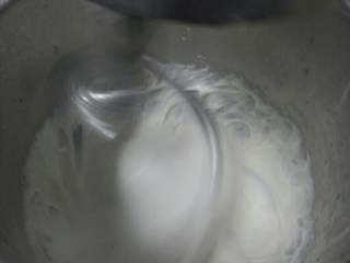 3、空心麻球,煮熟全部飘起来然后全部捞出来。放打面机打。