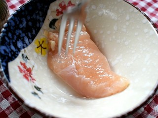 1、低脂蔬菜沙拉,将鸡小胸洗干净，用叉子扎些洞方便入味儿