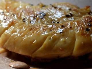 6、低脂蔬菜沙拉,锅内倒少许橄榄油，将鸡胸肉放进去煎至两面金黄