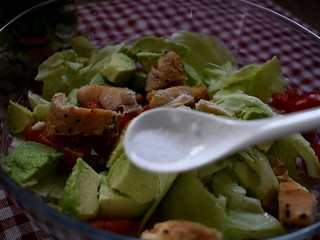 11、低脂蔬菜沙拉,撒上小半勺的食盐