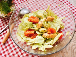 14、低脂蔬菜沙拉,成品图来一张。减脂瘦身的时候就不要食用外边买来的沙拉酱啦，那种热量太高