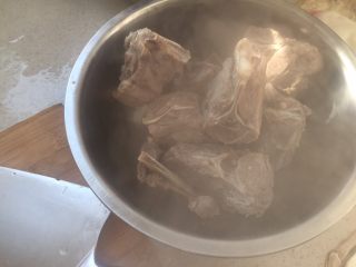 3、羊蝎子红汤面,热气腾腾的肉，捞出