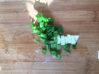 13、羊蝎子红汤面,葱花收拾好