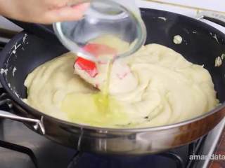 4、蛋黄莲蓉月饼,把莲蓉倒入不粘锅,开中火加热,倒入1/3植物油翻炒,直至油被完全吸收后再加一次,重负两次