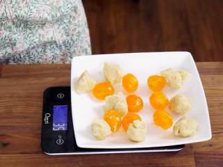 10、蛋黄莲蓉月饼,用厨房秤称重量,蛋黄和莲蓉总重量35g