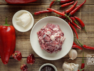 1、承味香辣牛肉酱绝密配方,准备好牛腱子肉，切成片之后切成骰子大小的肉块。切好后，准备好食材，辣椒、小米椒、蒜、猪油、葵花籽油、干黄酱、耗油、白醋、白酒、冰糖、十三香。