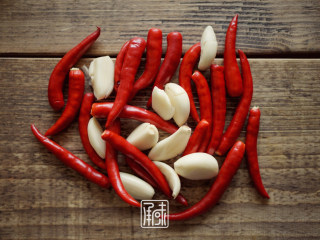 2、承味香辣牛肉酱绝密配方,同时将小米椒和蒜2:1的比例打碎