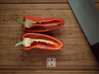 3、承味香辣牛肉酱绝密配方,辣椒同肉5:8的比例，将辣椒打碎