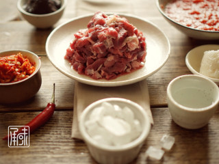 4、承味香辣牛肉酱绝密配方,然后就是上图的食材。其中的糖我依旧选择性温的冰糖，冰糖打成冰糖粉备用。