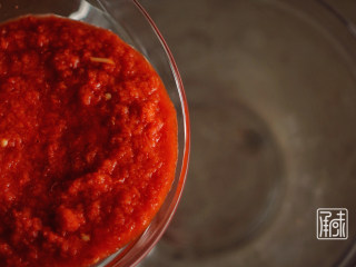 5、承味香辣牛肉酱绝密配方,然后我们选一只大的玻璃碗，依次放入辣椒