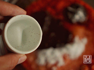 9、承味香辣牛肉酱绝密配方,然后再放入白醋、白酒