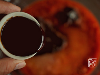 10、承味香辣牛肉酱绝密配方,以及蚝油、十三香等进行调整味道。