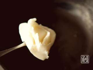 12、承味香辣牛肉酱绝密配方, 热锅起油，放入猪油和葵花籽油，按照一比一的比例混合。