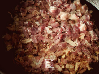 13、承味香辣牛肉酱绝密配方,放入切好的牛肉粒