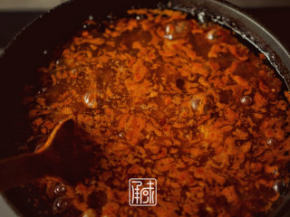 15、承味香辣牛肉酱绝密配方,大火烧开后转至小火。
