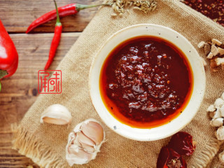 16、承味香辣牛肉酱绝密配方,此时一定要有人在锅前熬制3-4个小时，熬制时左边5圈后右边3圈半。 4个小时后牛肉酱就做好了。