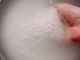 2、红豆粽子,糯米淘洗干净后，放入清水中浸泡5个小时。