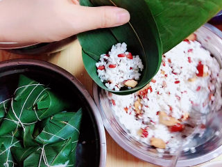 7、红豆粽子,放入泡好的红枣糯米红豆。