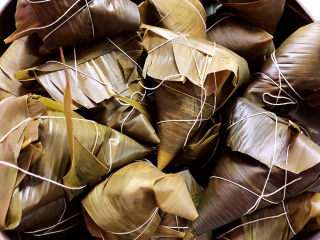 11、红豆粽子,逐一包好粽子放入盆中。