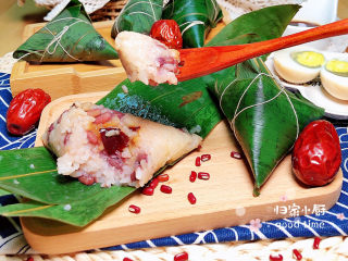 15、红豆粽子,可以浇上一些红糖汁或者撒上一些白糖，都是极好的选择哟！