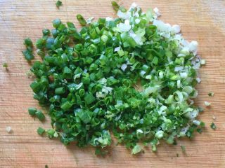 3、香煎米饼~,小葱洗净切成葱花备用。